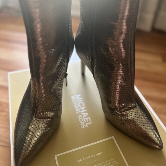 Iridescent BEAUTY - Picture 14 of 16